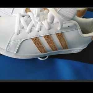 Adidas child size 6 sneaker